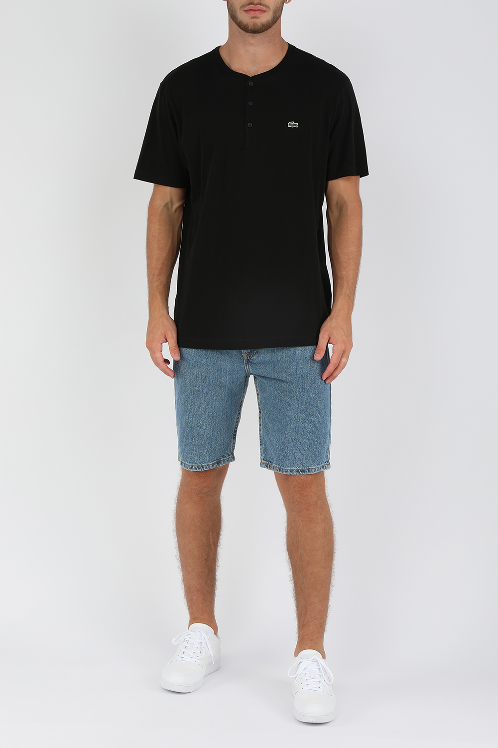 חולצת טי שחורה עם לוגו רקום LACOSTE